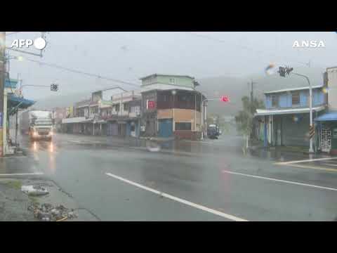 Taiwan, il tifone Koinu soffia oltre i 340 km/h sull’isola delle Orchidee