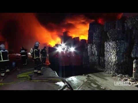 Croazia, enorme incendio in fabbrica plastica: fumo nero sopra Osijek