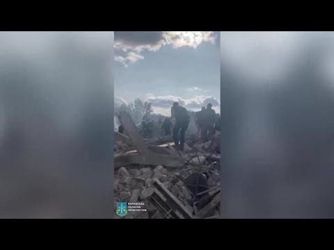Attacco russo a Kupiansk, le immagini dell’edificio distrutto: almeno 48 i morti