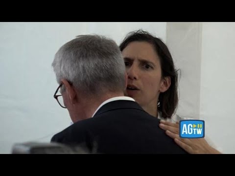 Cgil, l’abbraccio tra Schlein e Landini dietro al palco della manifestazione