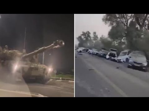 I tank israeliani verso Gaza e le strade devastate vicino a un kibbutz nel sud di Israele