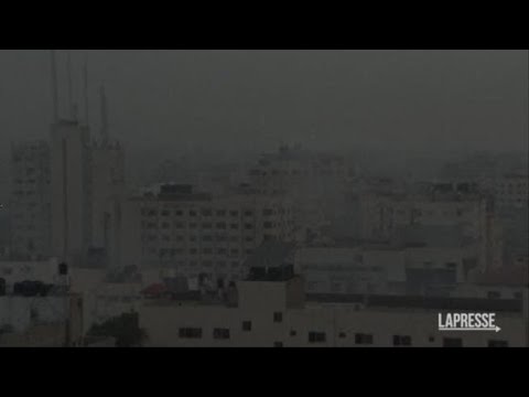 Il fumo ricopre la Striscia di Gaza dopo una notte di esplosioni