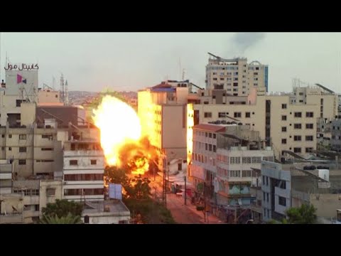 Il momento in cui l’edificio della Banca Nazionale di Gaza viene colpito durante l’attacco aereo…
