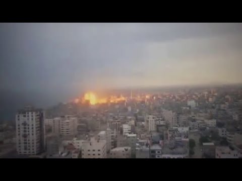 Nuovi raid israeliani su Gaza: le immagini dei bombardamenti