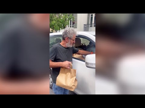 Lo chef Eyal Shani distribuisce gratuitamente cibo agli israeliani in prima linea