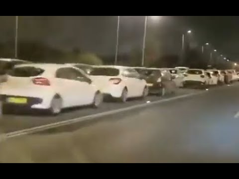 L’infinita fila di auto dei riservisti israeliani parcheggiate: richiamati in servizio oltre…