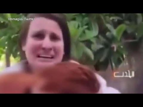 Le drammatiche immagini del rapimento di una donna con i suoi due bimbi, ostaggi dei miliziani…