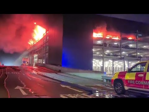 Incendio ad un parcheggio dell’aeroporto di Londra Luton: fiamme alte e fumo fino in pista