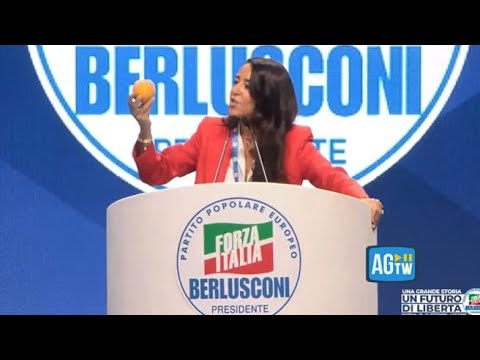 Ronzulli mostra una pesca sul palco della festa di Forza Italia: «Sinistra ubriaca di ideologia»