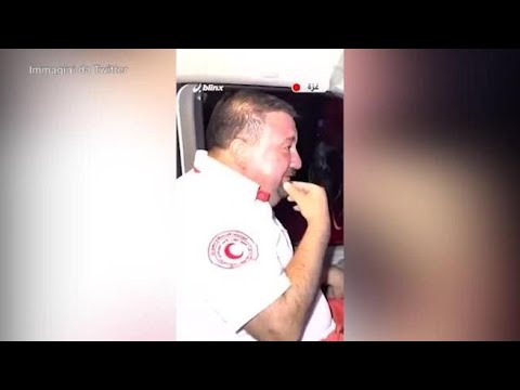L’autista di un’ambulanza di Gaza scoppia in lacrime di fronte all’orrore