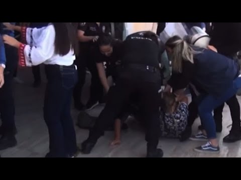 Attivisti italiani fermati in Turchia: i video degli arresti