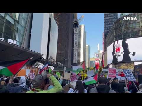 New York, a Times Square manifestanti filo Palestina e pro Israele