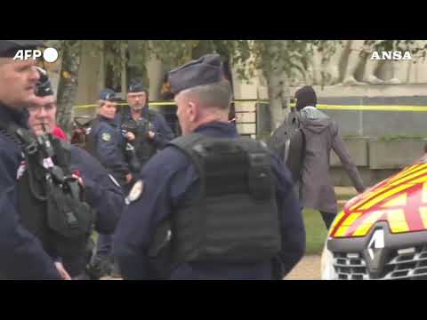 Torna il terrore nelle scuole francesi, ucciso un professore