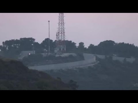 La postazione dei giornalisti di Reuters colpita durante la diretta dal confine tra Israele e…
