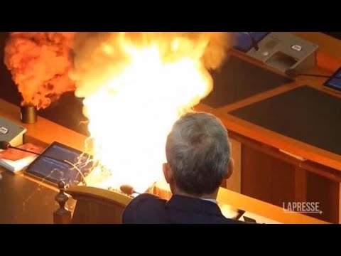 Caos in Albania, l’opposizione accende fuochi d’artificio e fumogeni in parlamento: poi divampa…