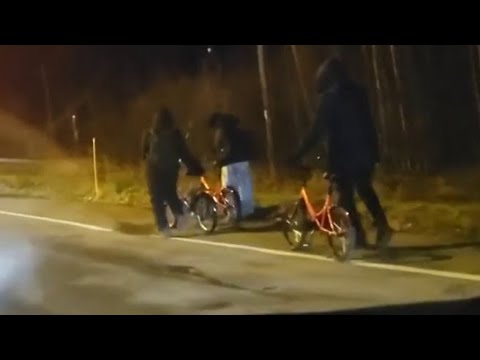 I migranti arrivano in bici al confine tra Russia e Finlandia per chiedere asilo nel territorio…