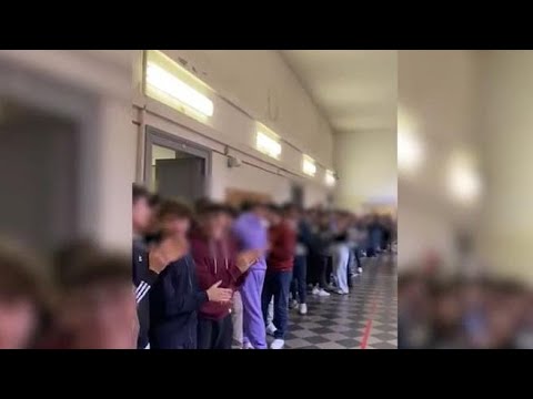 Il minuto di “non silenzio” per Giulia al liceo Righi di Roma: un lungo applauso e «tanto rumore»