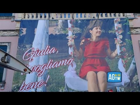 Un tappeto di fiori e una gigantografia sul municipio per salutare Giulia Cecchettin