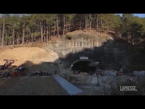 India, ripresi i lavori per soccorrere i 41 operai intrappolati in tunnel