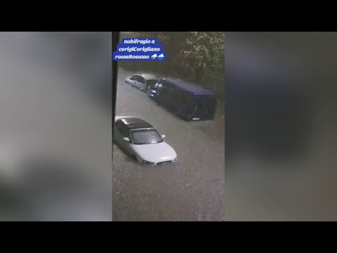 Alluvione in Calabria, automobilista a nuoto nel sottopasso per salvarsi