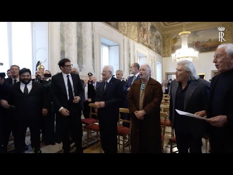 Mattarella riceve i musicisti, tutti in piedi cantano «Volare»