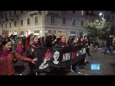 Milano, la «passeggiata arrabbiata» ai Navigli di Non una di meno per Giulia Cecchettin