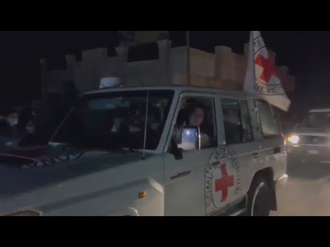 Le immagini degli ostaggi israeliani rilasciati a bordo delle auto della Croce Rossa
