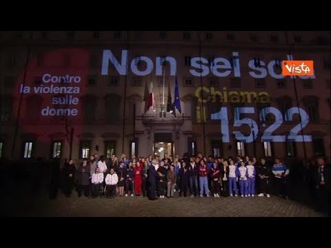 Violenza su donne, 50 atleti in posa a Palazzo Chigi testimonial del 1522, il numero…