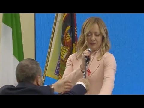Meloni scherza sul microfono troppo alto: «È il destino delle persone basse»