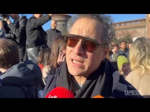 Claudio Santamaria alla manifestazione contro la violenza sulle donne: «Una piazza per svegliare…