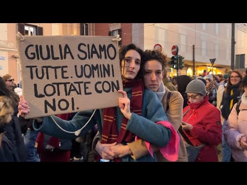 La marea umana per Giulia e le donne, i cartelli, i canti e l’urlo di Roma – Il videoracconto