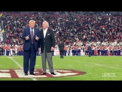 Applausi e tanti fischi per Trump alla partita di football universitario