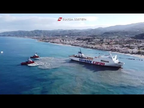Nave incagliata al largo di Milazzo, le operazioni di salvataggio della Guardia costiera