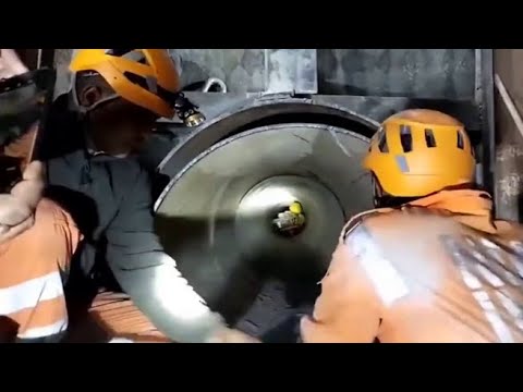 Operai indiani salvati dopo 17 giorni sottoterra: il momento della liberazione