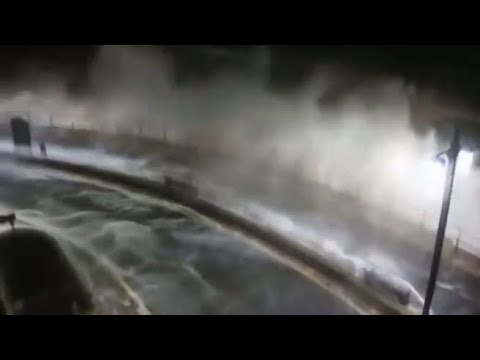 Mare in tempesta a Sidmouth: le immagini del passaggio della tempesta Ciaran in Gran Bretagna