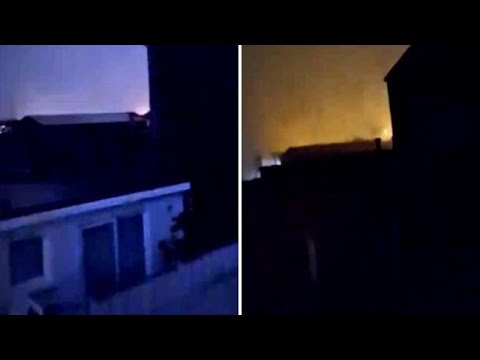 Tornado nella notte sul canale della Manica: un cittadino riprende detriti che volano tra le case