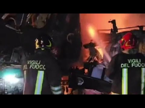 Calabria, treno travolge un camion fermo sui binari: l’intervento dei vigili del fuoco per…