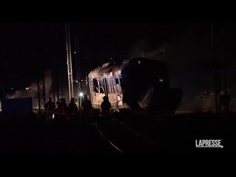 Treno travolge camion fermo sui binari a un passaggio a livello nel Cosentino: le carcasse dei…