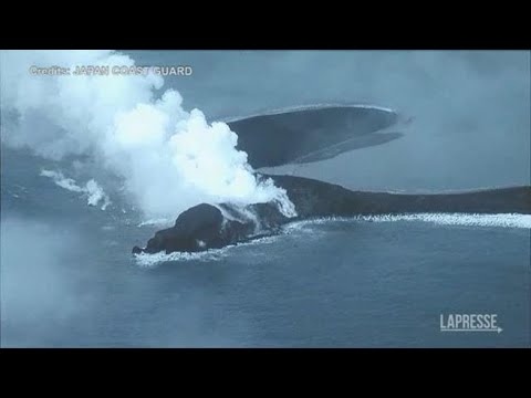 Giappone, la spettacolare eruzione del vulcano sull’isola di Niijima