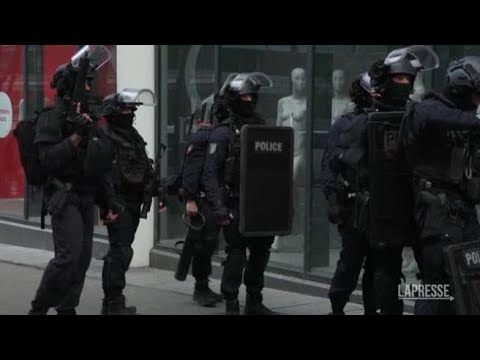 Polizia francese neutralizza una donna che grida ‘Allah Akbar’: stato di allerta a Parigi