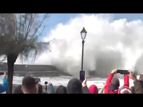 A Vernazza la mareggiata mangia il porticciolo ed entra nel carrugio: le immagini sono…