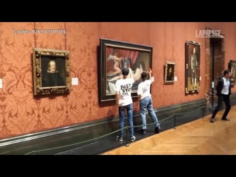 Londra, attivisti del clima rompono teca della «Venere» di Velazquez