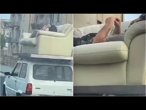 Catania, va in giro per la città sdraiato sul divano sul tetto di una Panda
