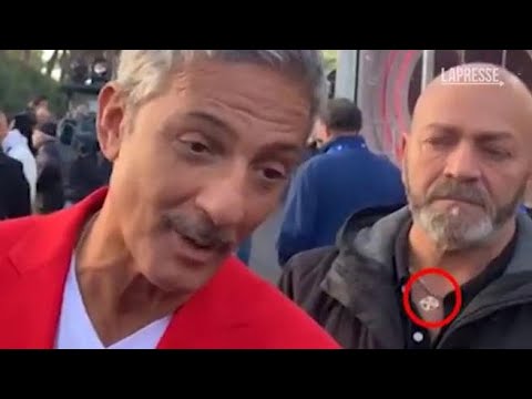 Il video dell’addetto alla sicurezza con la croce celtica al collo accanto a Fiorello:…