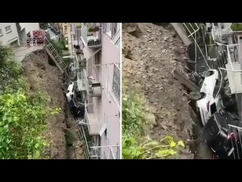 A Genova una frana si stacca da un parcheggio privato e inghiotte le auto