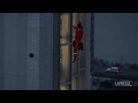 Jared Leto scala l’Empire State Building per promuovere il nuovo tour mondiale dei Thirty…