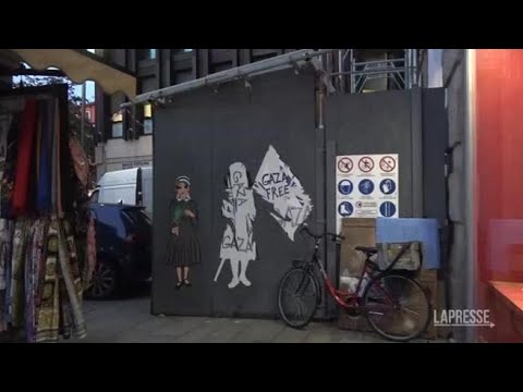 Vandalizzato il murale con Anna Frank a Milano: comparse scritte «Free Gaza»