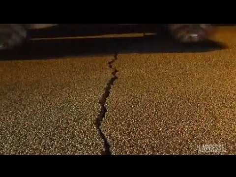 Eruzione imminente in Islanda, evacuata Grindavikca: profonda fessura in città e sollevamento…