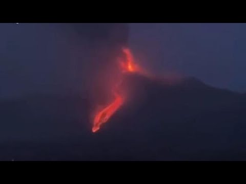 L’Etna torna a eruttare: le immagini della spettacolare fontana di lava