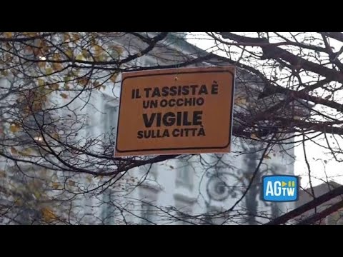 Fumogeni e petardi davanti al Comune di Milano, è la protesta dei taxi: «File lunghe in…